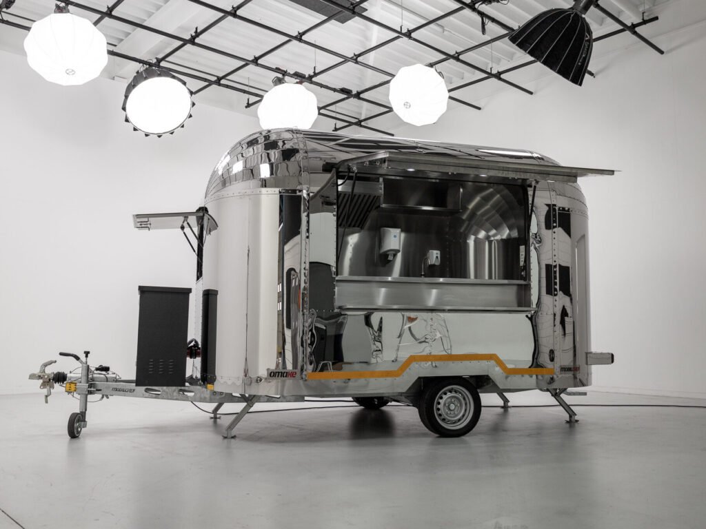 Alternative view of Ρυμουλκούμενη καντίνα Streamline 370