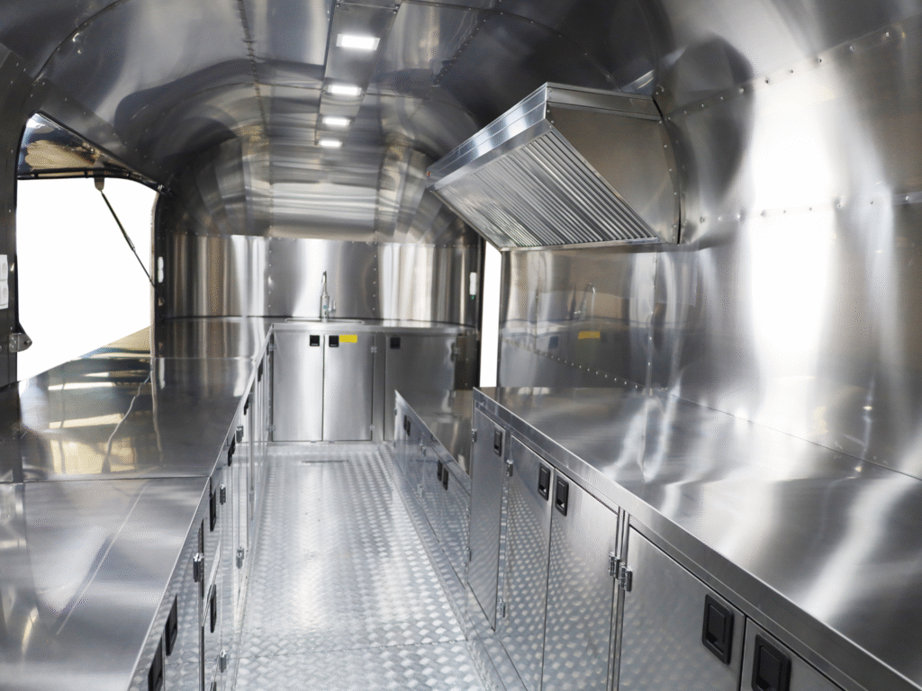 Alternative view of Ρυμουλκούμενη Καντίνα Streamline 670